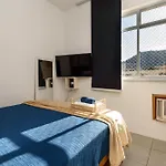 Omar do Rio: Moderno Qto&Sala com vista p/ Cristo Redentor, a 160m do metrô Siqueira Campos e 650 metros da Praia de Copacabana, c/ Smart TV, Internet 250mbps e workstation (SQC 143/918)